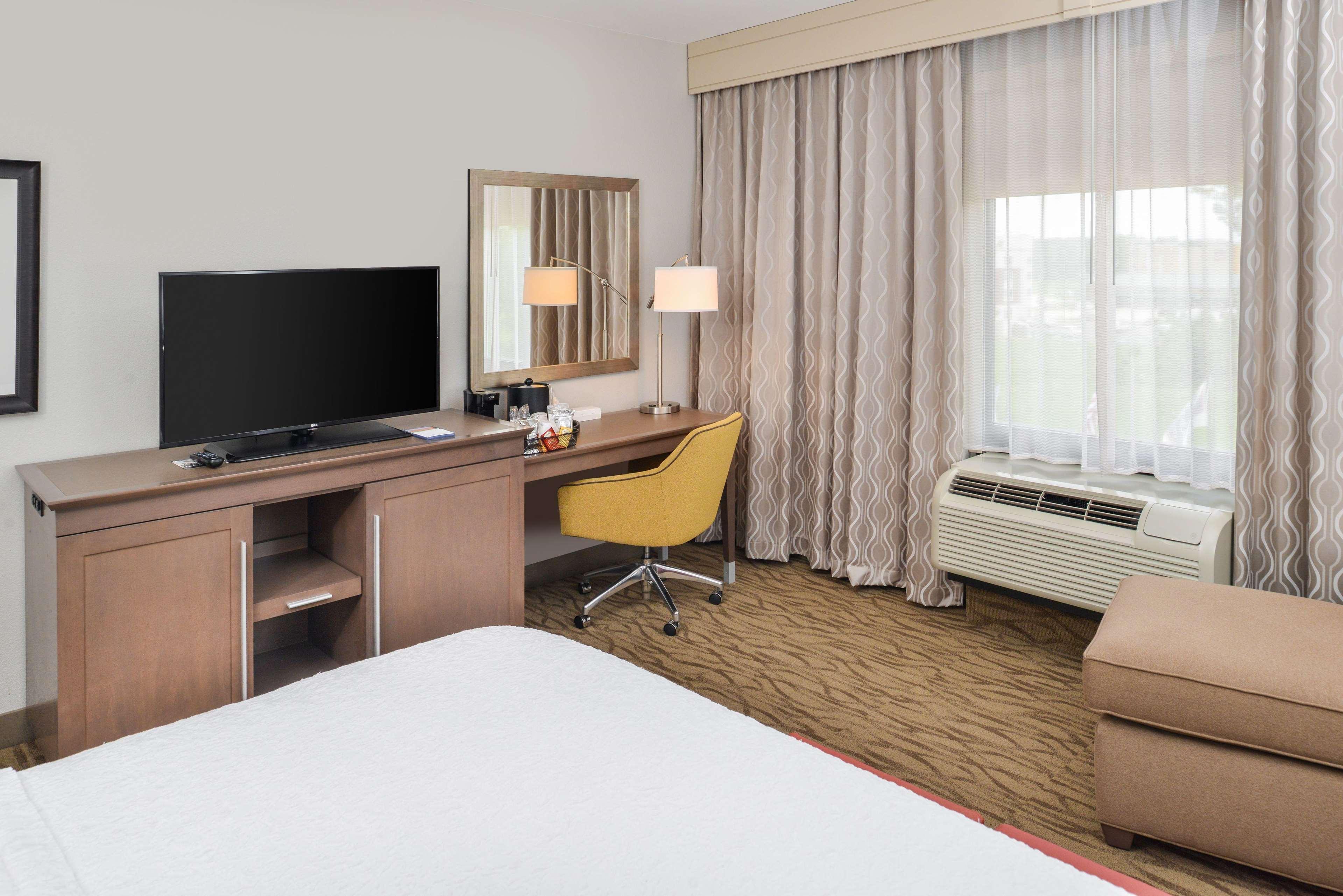 Hampton Inn Gonzales Exterior photo