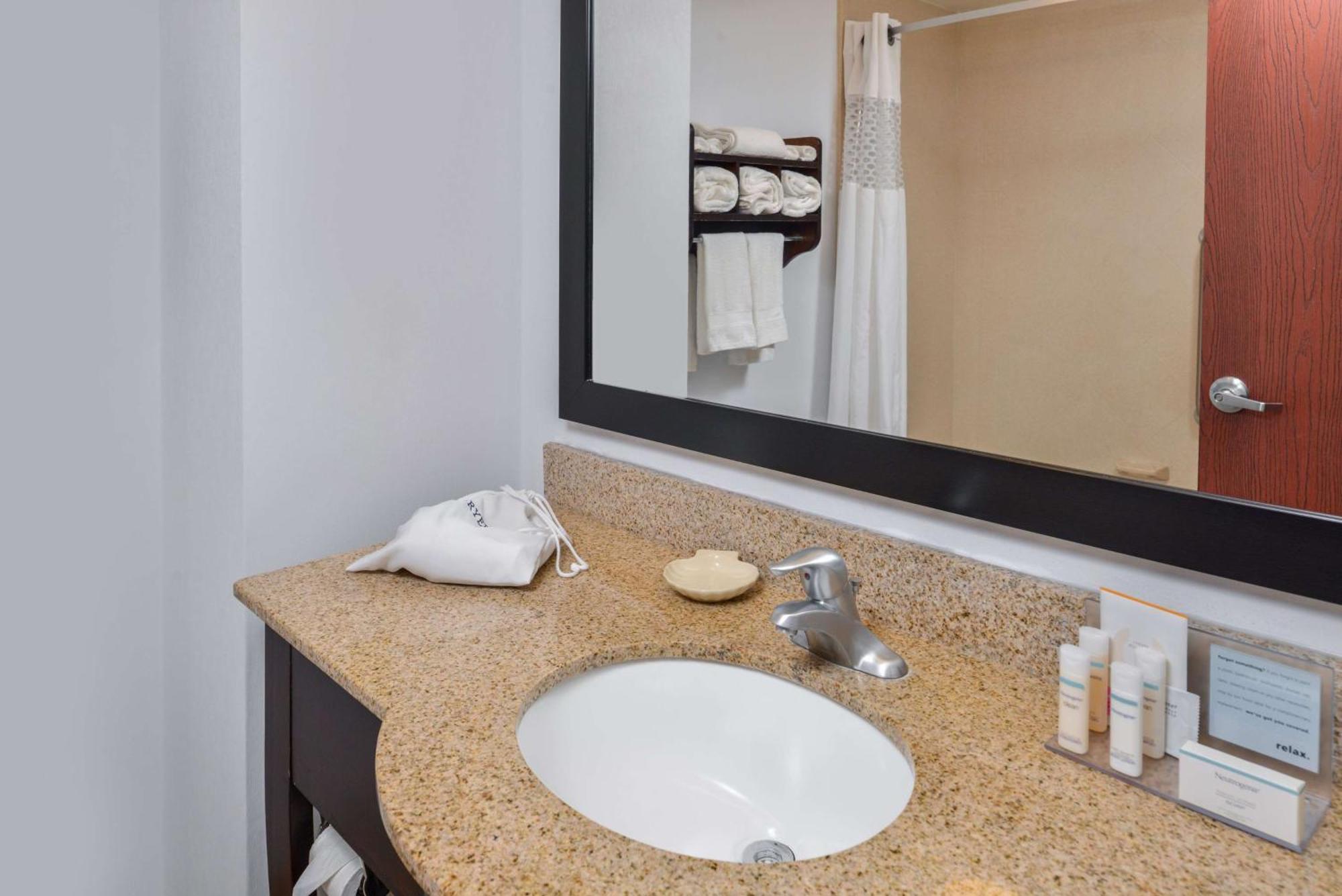 Hampton Inn Gonzales Exterior photo