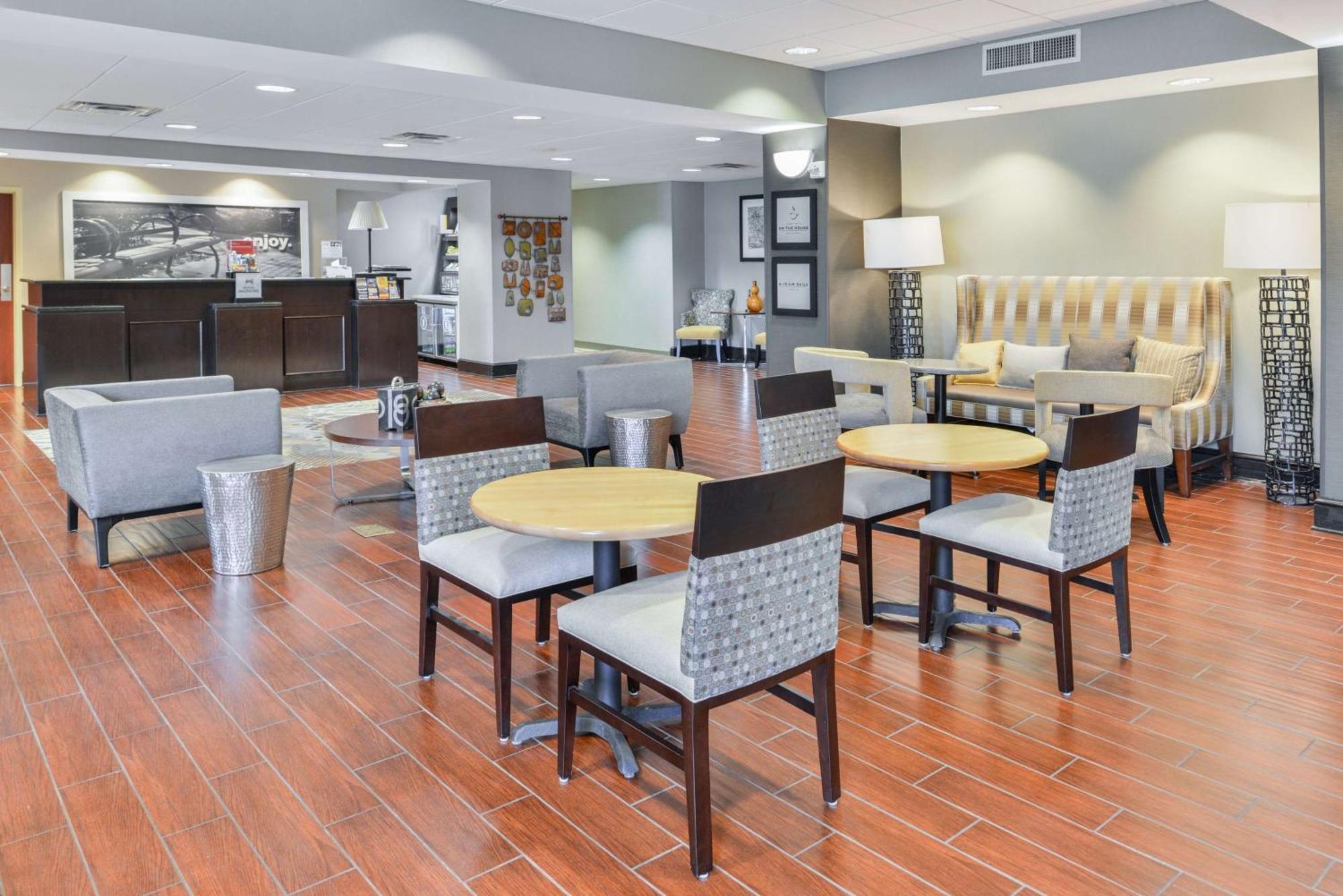 Hampton Inn Gonzales Exterior photo